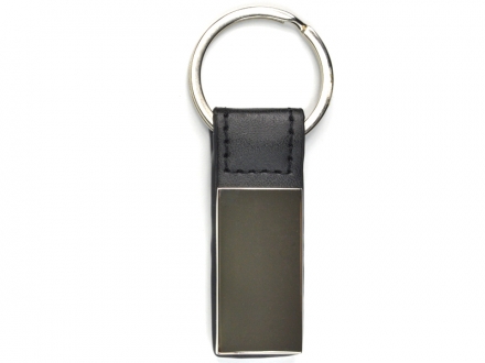 Chaveiro de metal com detalhes em couro e argola