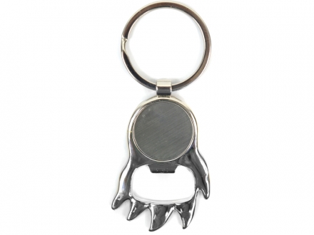Chaveiro em metal com detalhes em flamas e abridor de garrafas
