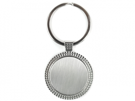 Chaveiro de metal redondo com detalhes em quadradinhos