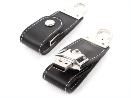 Chaveiro com pen drive personalizado em couro. Capacidade 8GB