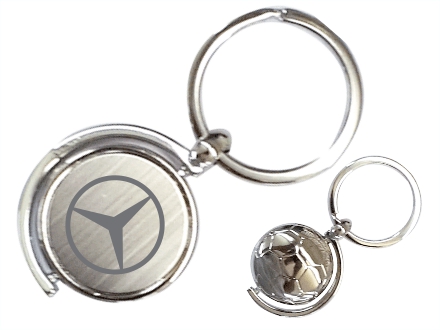 Chaveiro de metal girat�rio em formato de bola de futebol.